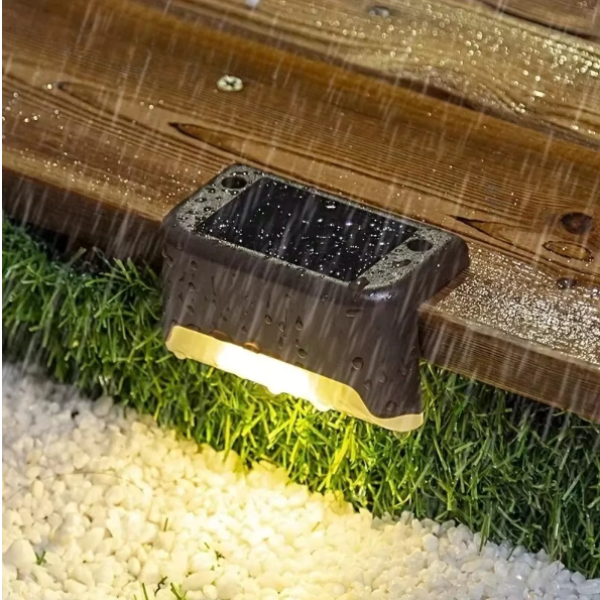 Solarna lampka LED – prezentacja montażu na ogrodzeniu drewnianym