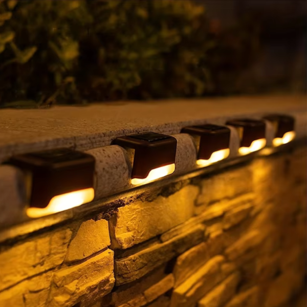 Zestaw solarnych lampek LED z czujnikiem zmierzchu – montaż na drewnianej balustradzie