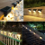 Lampki solarne LED – dekoracyjne światło na murku ogrodowym nocą