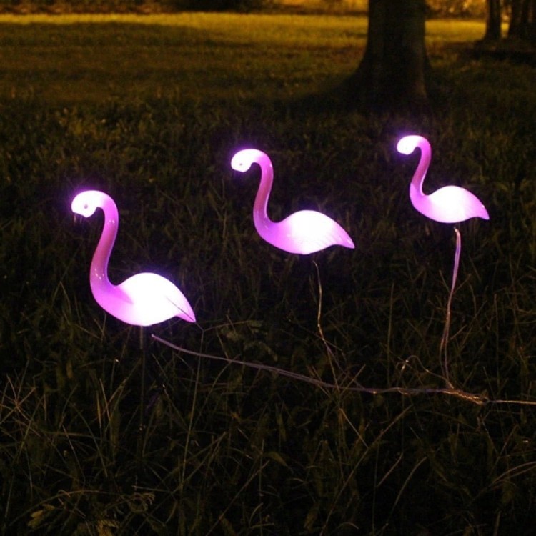 Lampa ogrodowa LED flaming nocą