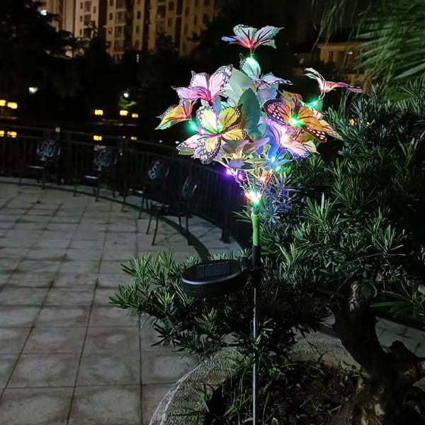 Dekoracyjna lampa solarna LED kwiat z motylami nocą