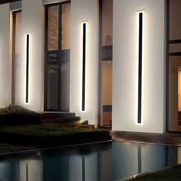 Lampa elewacyjna LED 150 cm biała – pionowy kinkiet na zewnętrznej ścianie budynku