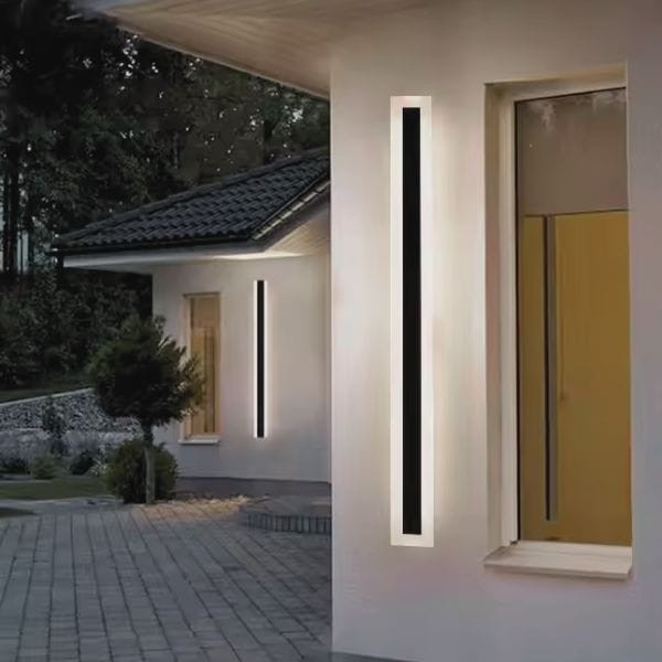 Pionowa lampa elewacyjna LED 150 cm – zastosowanie na elewacji budynku nocą