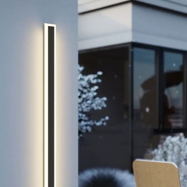 Kinkiet LED 150 cm biały – oświetlenie ściany w aranżacji przy tarasie