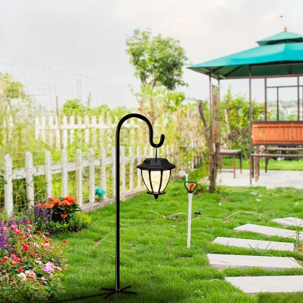 Metalowy stojak ogrodowy – zastosowanie przy ścieżce