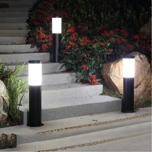 Lampa ogrodowa 45 cm IP44 230V – czarny słupek z białym kloszem w aranżacji przy schodach