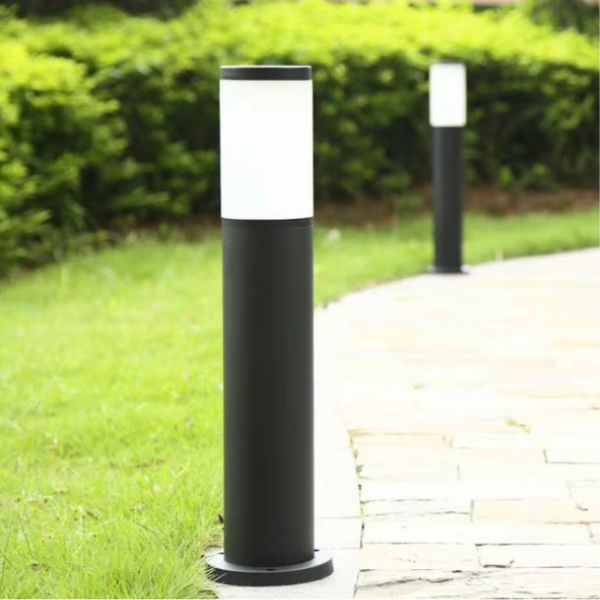 Lampa ogrodowa słupek 45 cm 230V – widok na oświetlenie trawnika w ciągu dnia