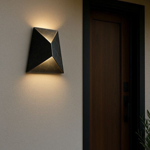 Kinkiet LED 10W na elewacji domu – efekt oświetlenia po zmroku