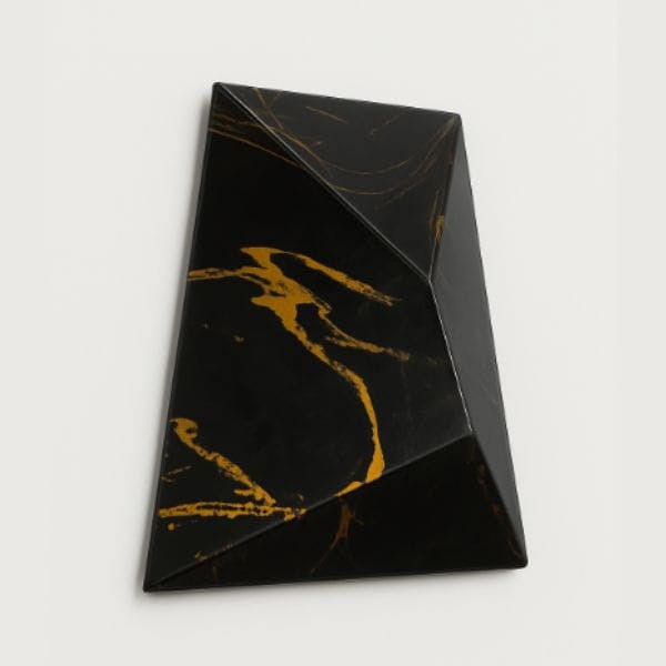 Lampa ścienna LED 10W czarna – ujęcie prezentujące geometrię obudowy