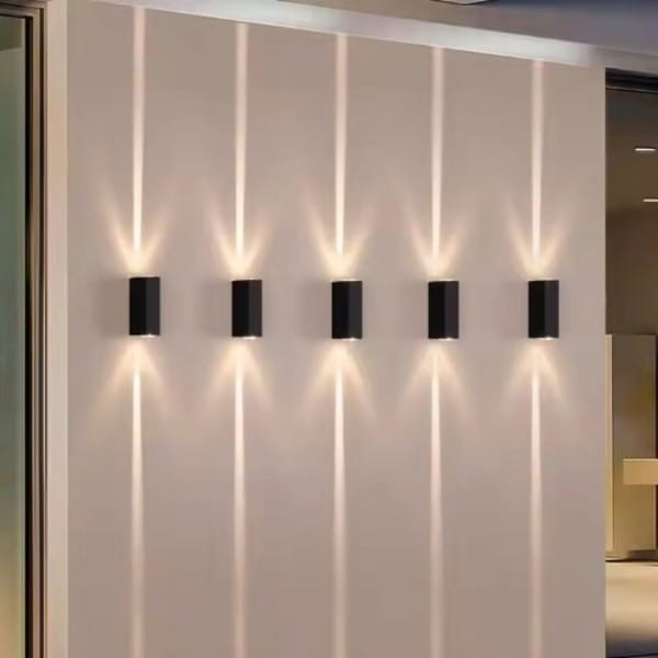 Kinkiet ścienny LED 6W w kolorze aluminium prezentowany w aranżacji zewnętrznej