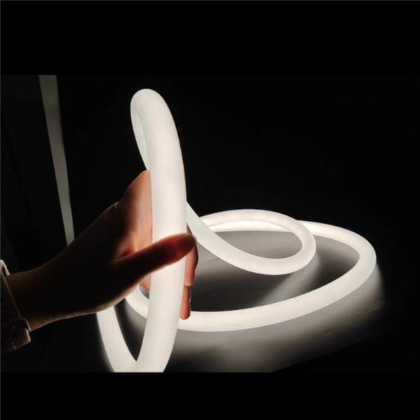 Elastyczny wąż Neon Flex 360 LED 16mm – prezentacja gięcia i elastyczności taśmy LED