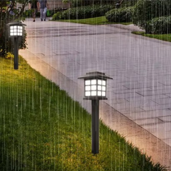 solar LED lampa ogrodowa świecąca w deszczu przy ścieżce wodoodporna IP65.png