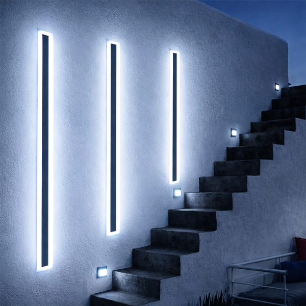 Pionowe lampy elewacyjne LED 150 cm 6000K przy schodach zewnętrznych.png