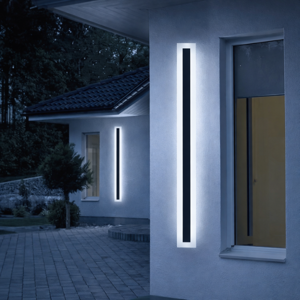 Lampa zewnętrzna LED 150 cm 6000K zamontowana na ścianie budynku.png