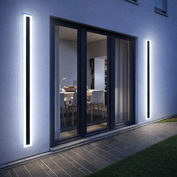 Minimalistyczna lampa elewacyjna LED 150 cm 6000K przy drzwiach tarasowych.png