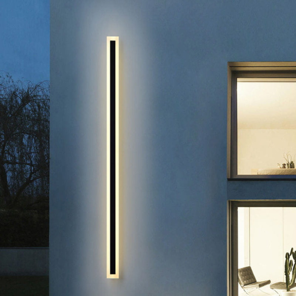 Pionowy kinkiet elewacyjny LED 150 cm – ciepłe światło 3000K na fasadzie.png