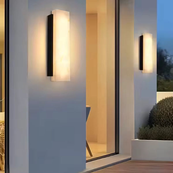 Lampa ścienna zewnętrzna LED z dekoracyjnym panelem, tworząca wyjątkowy efekt świetlny.png