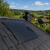 elastyczny panel słoneczny na dachu domu na wsi – instalacja off-grid.png