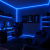 Taśma Neon LED 24V w kolorze niebieskim z równomiernym światłem bez widocznych punktów LED, doskonała do gamingowych aranżacji, reklam i nowoczesnych projektów.