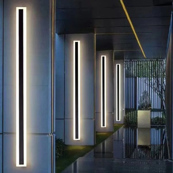 Minimalistyczna lampa zewnętrzna LED na elewacji budynku.png