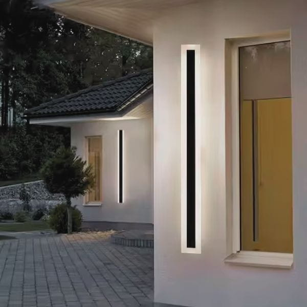 Lampa zewnętrzna LED zamontowana na ścianie budynku.png