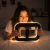 W zestawie znajduje się lampa LED RGBW 20W, regulowany uchwyt na smartfon oraz kabel USB-A do USB Typ C. Produkt jest gotowy do pracy zaraz po podłączeniu zasilania i współpracuje z większością telefonów oraz statywów wyposażonych w gwint 1/4 cala.
