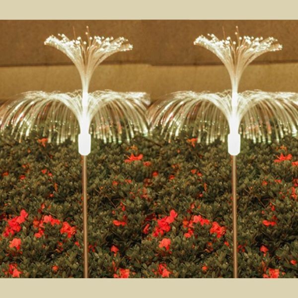 Lampy solarne PIÓROPUSZ – aranżacja w ogrodzie