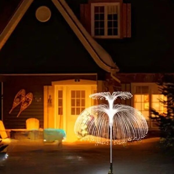 Lampa solarna PIÓROPUSZ – efekt świetlny nocą