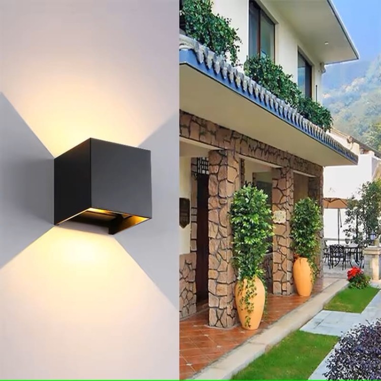 Nowoczesny aluminiowy kinkiet LED 5W z regulowanym kątem świecenia góra–dół. Minimalistyczna forma doskonale podkreśla elewację budynku oraz nowoczesne wnętrza.